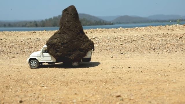 Грузовички возят глину смотреть онлайн