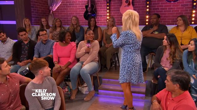 Theresa Caputo Gives An Emotional Impromptu Psychic Reading To The Kelly Clarkson Show Audience смотреть онлайн