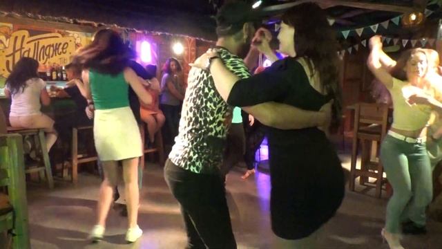 Перси (Куба) и Алена танцуют сальсу в баре "На пляже" в Минске 28 мая 2023 смотреть онлайн