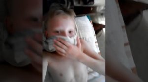 Я лежу с разбитым носом.
