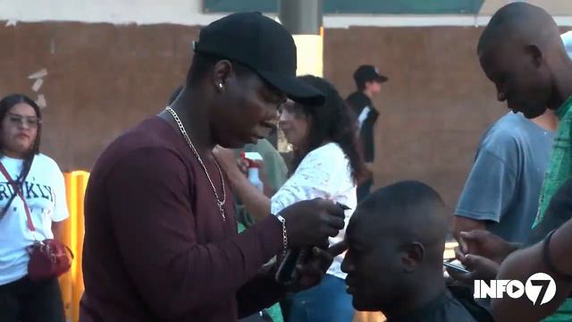 Migrantes convierten avenida Colón en una barbería al aire libre смотреть онлайн