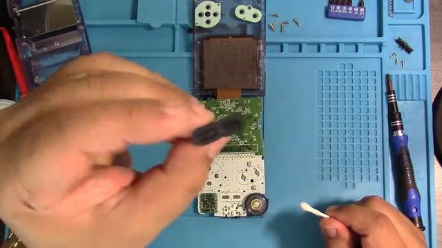 Trying to fix a Gameboy Color with a faulty start button смотреть онлайн