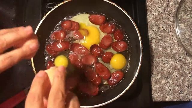 ЖАРЕНЫЕ ЯЙЦО С СОСИСКОЙ & ОЧЕНЬ БЫСТРО ВКУСНО ? смотреть онлайн