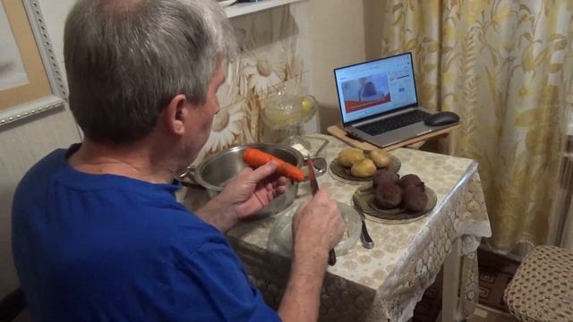 Ждём гостей. Сельдь под шубой с розами по рецепту 70-х смотреть онлайн