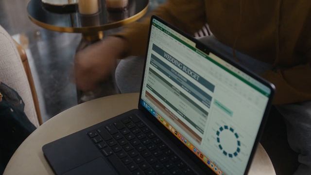 Super Light, Super Fast! Switch to MacBook Air M2 Chip at Aptronix! смотреть онлайн