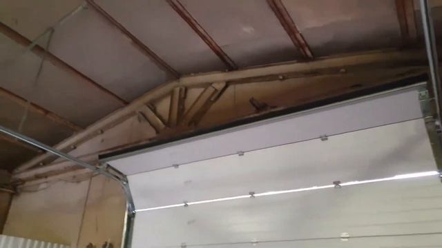СЕКЦИОННЫЕ ВОРОТА ДАМАСТ С ТОРСИОННЫМ МЕХАНИЗМОМ РУЧНОЙ ЦЕПНОЙ ПРИВОД смотреть онлайн