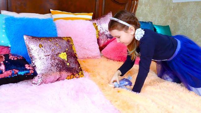 Принцессы открывают новогодние подарки! Новая Эльза Холодное сердце - Распаковка игрушек смотреть онлайн