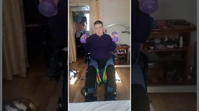 Поднимаю гантели вверх. ШейникС6 смотреть онлайн