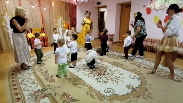 Первая младшая группа Осенний утренник смотреть онлайн