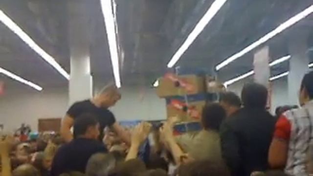 Давка в Эльдорадо за ноутбуками по 9999 смотреть онлайн