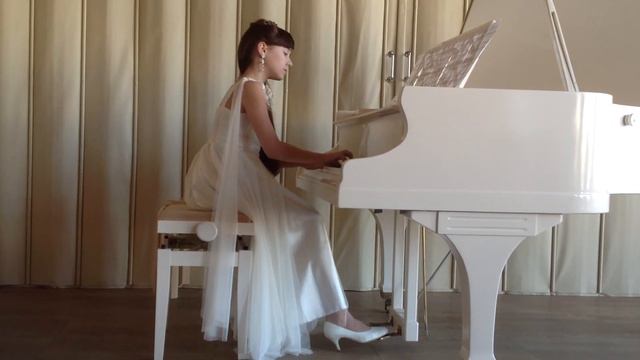 Erika Furmanova playing Debussi's Arabesque April 2014 смотреть онлайн