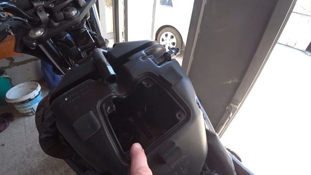 Замена свечей и чистка воздушного фильтра Kawasaki ER6n 2010