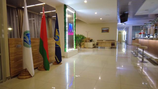 Декоративный водопад по зеркалу в аэропорту Минска смотреть онлайн