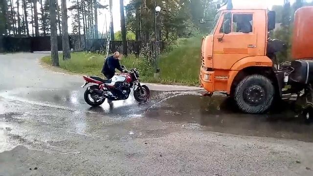 Как правильно и быстро мыть мотоцикл смотреть онлайн