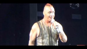 ТИЛЛЬ ЛИНДЕМАНН СМЕЕТСЯ НА СЦЕНЕ | Till Lindemann funny