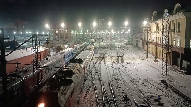 ЭП2К с поездом отправляется со станции Екатеринбург-пассажирский смотреть онлайн