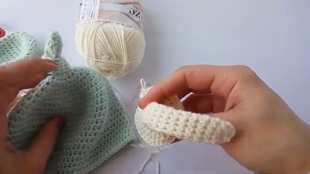 Комплект на выписку. Шапочка крючком. Часть 1. смотреть онлайн