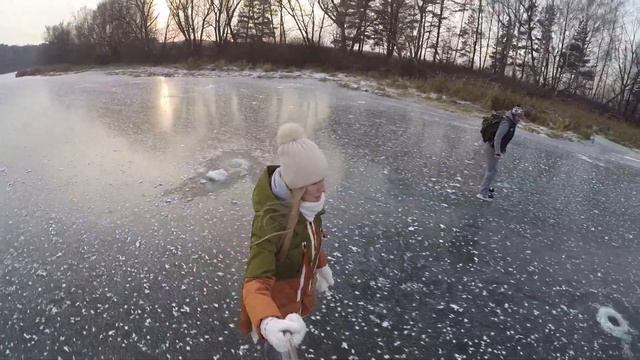 Катание на коньках по реке с любимой. смотреть онлайн