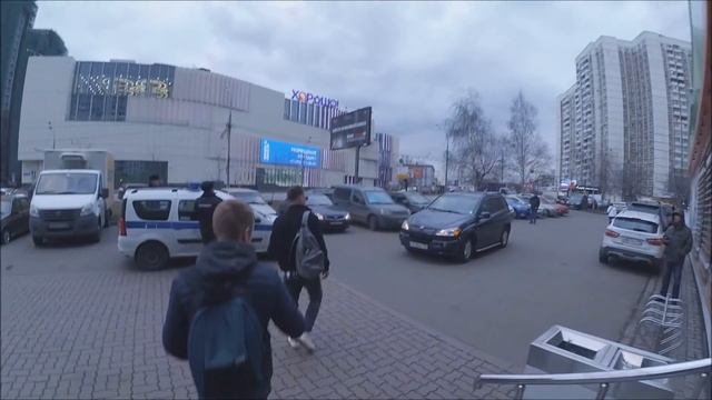 Макси. Борзые менты требуют пояснить за просрок. Директриса не дала мусорные пакеты. смотреть онлайн