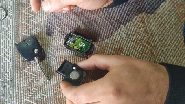 не работает штатный ключ, брелок гольф 4, замена батареек в пульте смотреть онлайн