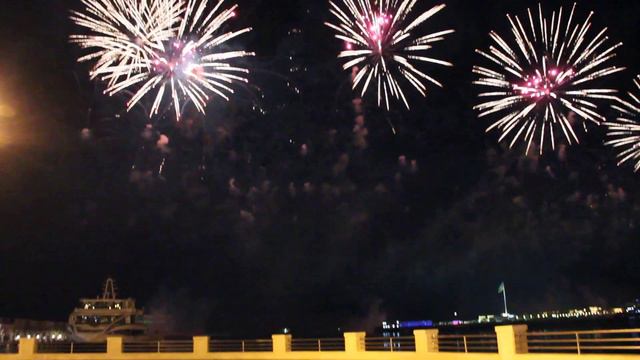 В Баку прошел грандиозный салют в честь Гран При Формулы-1 смотреть онлайн