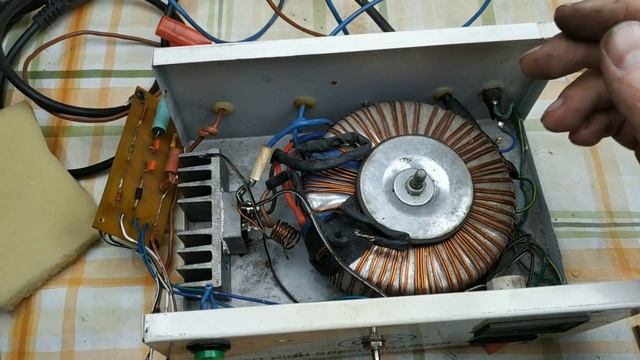 Самодельное зарядное устройство с защитой от перегрева и регулятором тока. смотреть онлайн