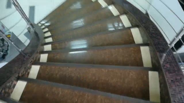 Винтовая лестница на четыре этажа из бетона. смотреть онлайн