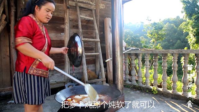 苗大姐做贵州特色脆皮猪蹄，一人吃掉半个猪腿，大盘米饭造起来~【苗阿朵美食】 смотреть онлайн