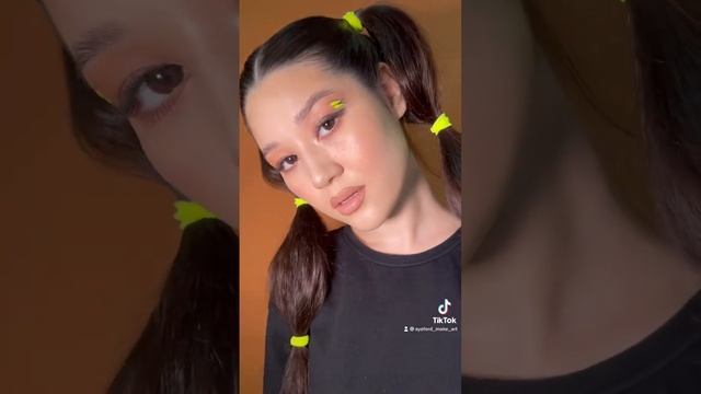 Макияж с яркими стрелками смотреть онлайн