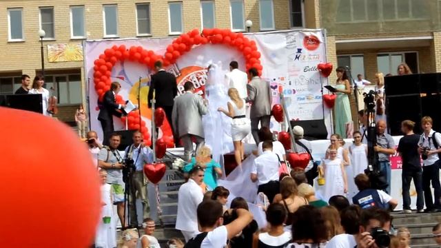Самая длинная фата в мире.Омск 3686 метров часть3 смотреть онлайн