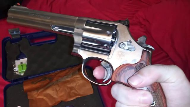 Smith and Wesson 686 + Deluxe in 357 unboxing video смотреть онлайн