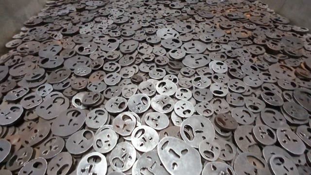 Shalekhet (Fallen Leaves) by Menashe Kadishman at the Jewish Museum in Berlin. смотреть онлайн
