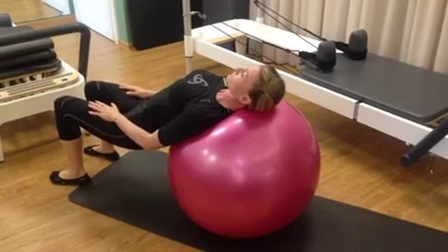 Pilates в PRO TRENER  Упражнение на мяче Плечевой мост