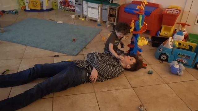 EARLY AUTISM SIGNS IN BABIES (actual footage) смотреть онлайн