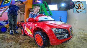 Диана и Даня прокачали красную машинку, сделали молнию Маккуин. МанкиТайм Kids Show