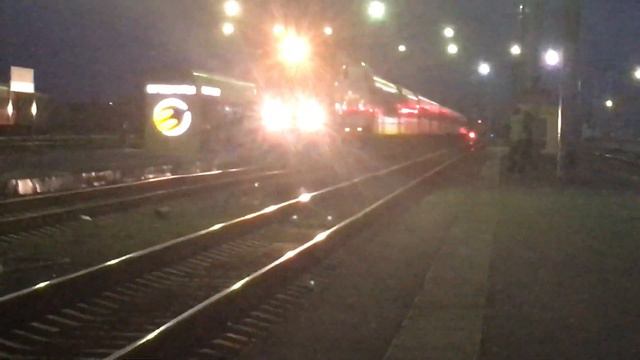 Электровоз ЭП2К с поездом Орск-Москва прибывает на станцию Пенза-1 смотреть онлайн