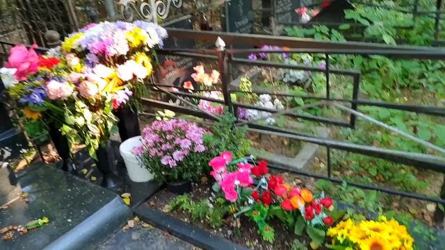 Семья Аллы Пугачевой на Кузьминском кладбище и другие.... смотреть онлайн