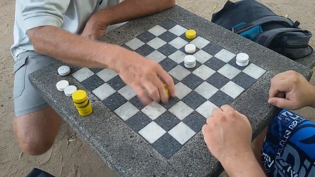 Jogo de damas: 3 damas contra 1 dama na grande diagonal + 1 pedra em H6 смотреть онлайн