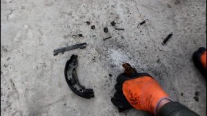 Замена задних барабанных колодок на Toyota Vitz Тойота Витц SCP10 2001 года