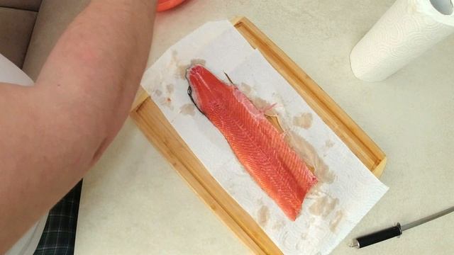 Как правильно разделать и засолить,слабосолёную форель в домашних условиях. смотреть онлайн