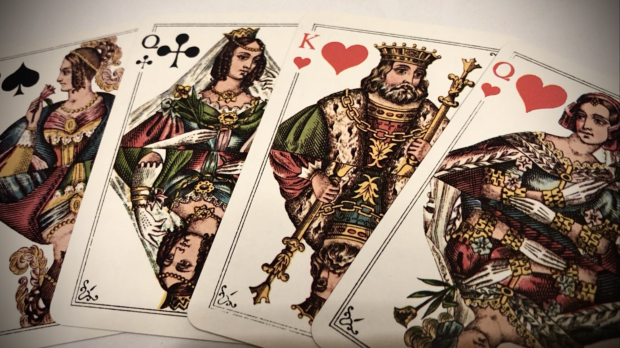 ЧТО У ВАШЕГО КОРОЛЯ С ДАМОЙ СОПЕРНИЦЕЙ. ОСТАЛИСЬ ЛИ ЧУВСТВА К ВАМ. ГАДАНИЕ НА СТАРИННОЙ КОЛОДЕ КАРТ. смотреть онлайн