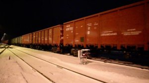 Тепловозы ТЭМ-ТМХ-013 и 043 с грузовым поездом отправляются со станции Нарва