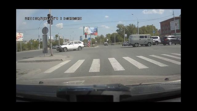 Подрезал не ту машину))) С омоном шутки плохи.Clipped the wrong car) смотреть онлайн