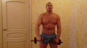 Как накачать плечи дома гантелями?Три упражнения