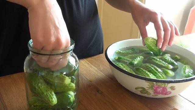 Малосольные огурцы хрустящие /Малосольні огірочки -- дуже простий рецепт смотреть онлайн
