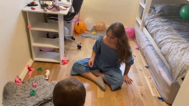 DONT POP THE WRONG BALLOON | popping lots of balloons to find the one that has a coin in it смотреть онлайн
