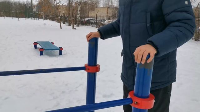Обзор на заснеженную спортивную дет-площадку - Тут реально заниматься?! смотреть онлайн