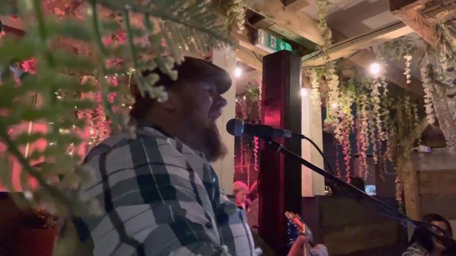 HEY SOUL SISTER - TRAIN - live at THE KITCHEN WESTHOUGHTON смотреть онлайн