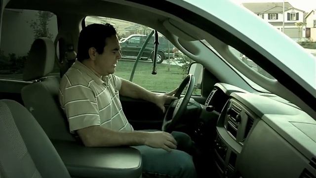 Человеку, сидящему в машине очень плохо ● The person sitting in the car is very ill смотреть онлайн