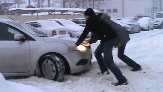 ДАЛ КАМЕРУ ПРОХОЖЕМУ А САМ ПОМОГ смотреть онлайн